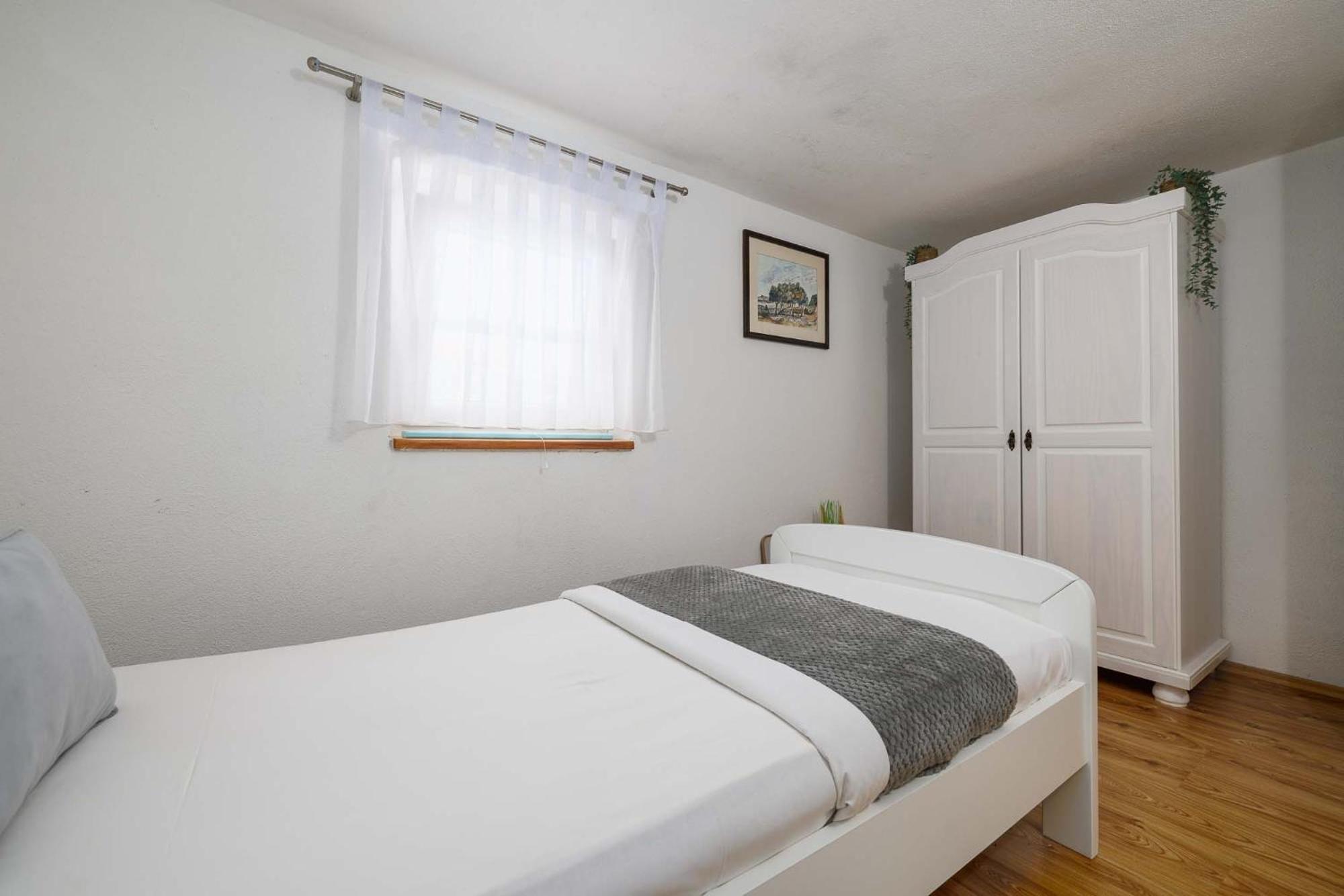 Apartment Katalin Kornić Bagian luar foto
